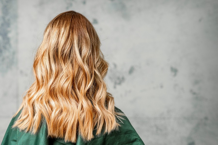 Cheveux blonds miel : comment adopter cette coloration à la mode ?