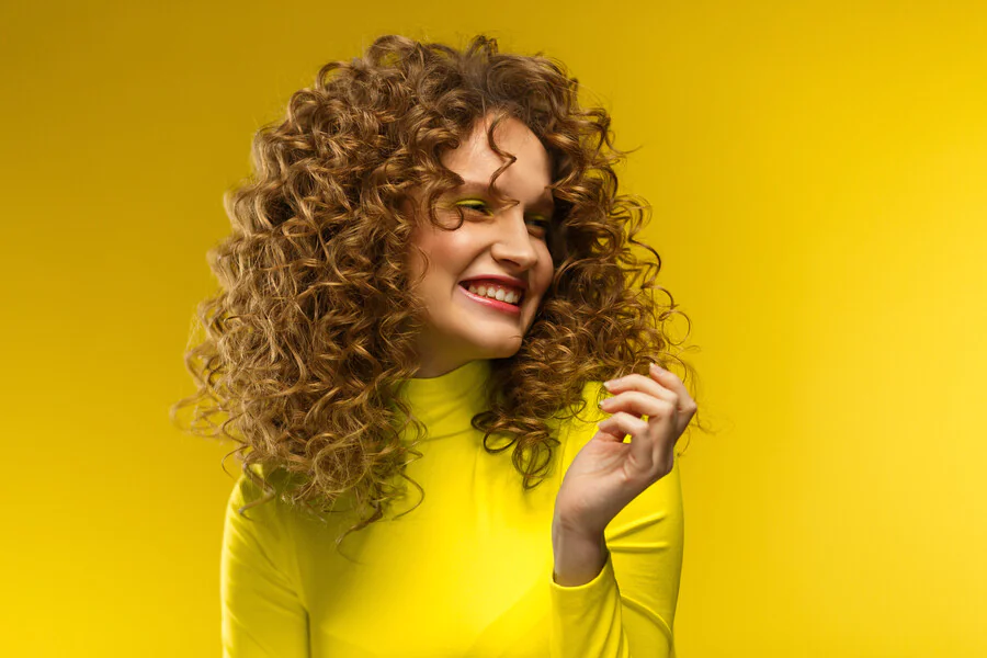 Comment boucler ses cheveux naturellement avec du papier aluminium ?