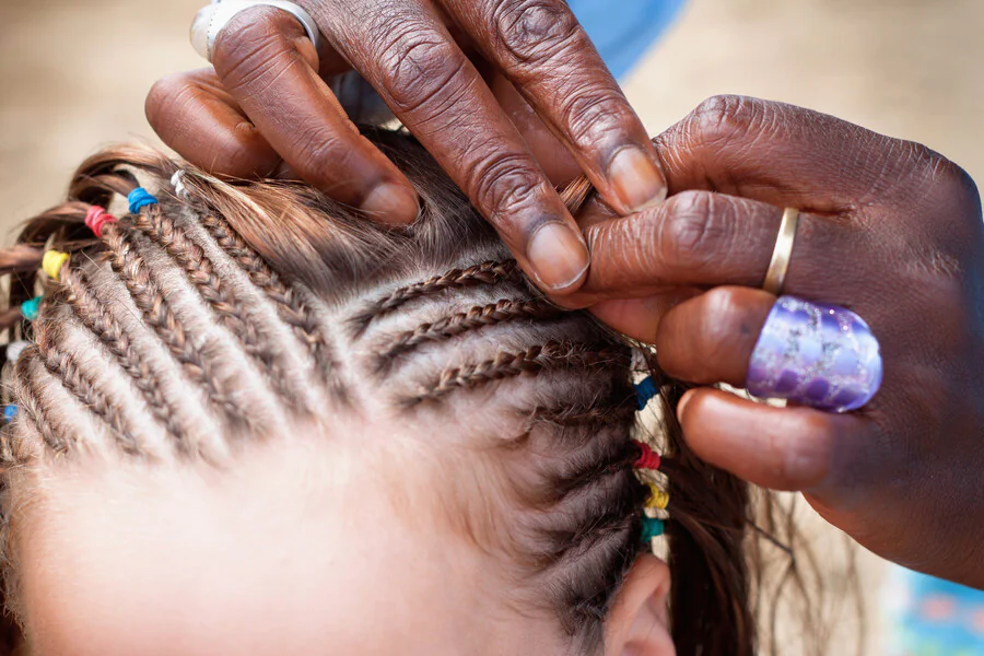 Comment faire des tresses africaines demi-tête ?