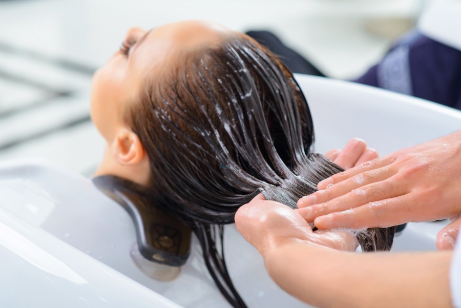 Comment les soins capillaires peuvent-ils influencer la vitesse de pousse des cheveux ?