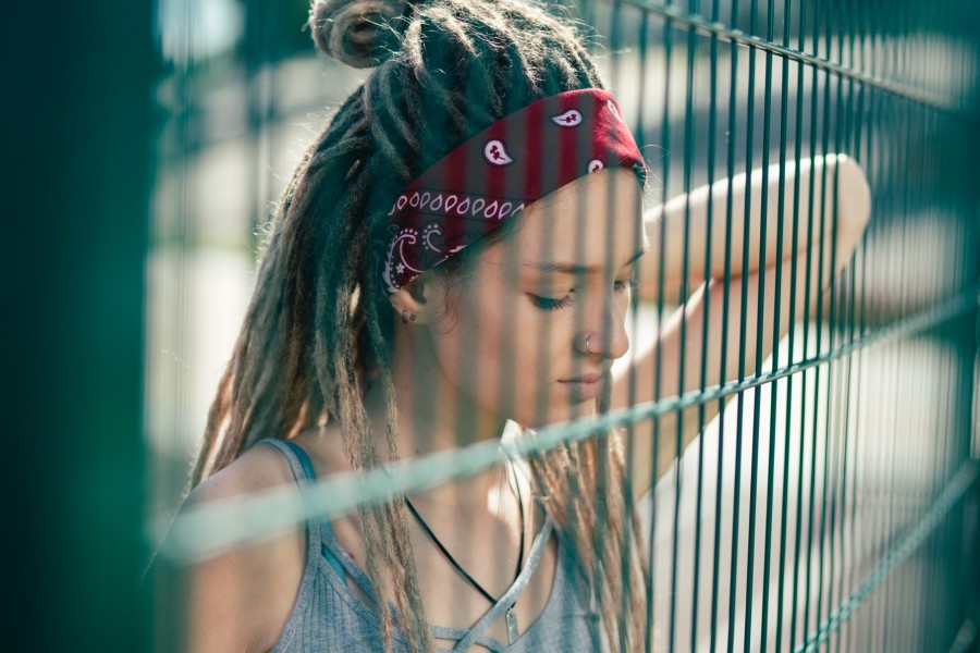 Comment mettre un bandana dans les cheveux femme ?