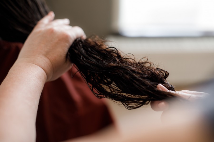 Comment savoir si on a besoin de désépaissir ses cheveux ?