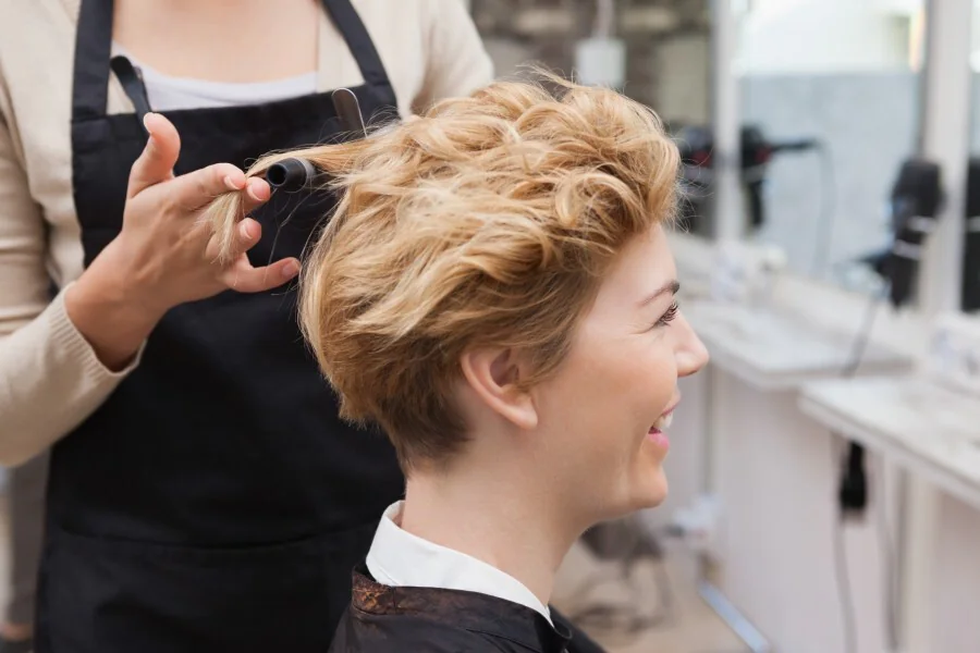 La coupe courte effilée déstructurée fait-elle rajeunir ?