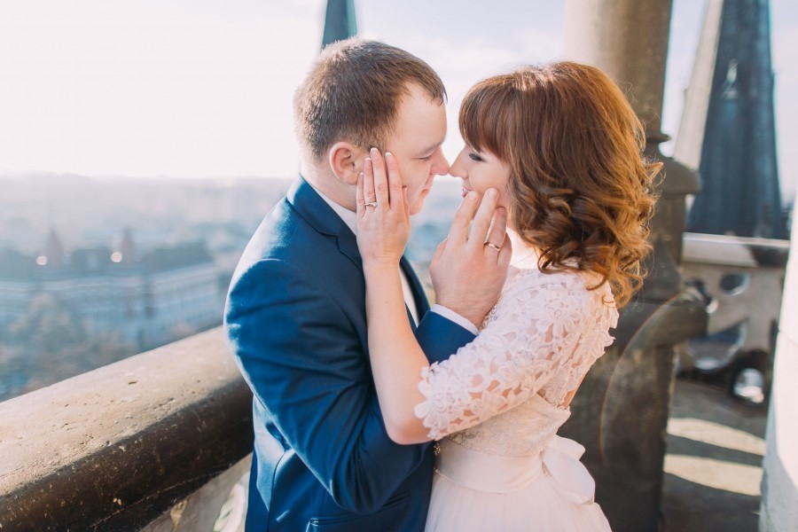 Les coiffures de mariée pour cheveux mi-longs : l'équilibre parfait