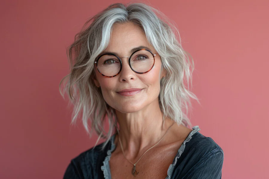 Pourquoi solliciter les conseils des coiffeurs professionnels pour une coupe de cheveux courte réussie à 60 ans avec des lunettes ?